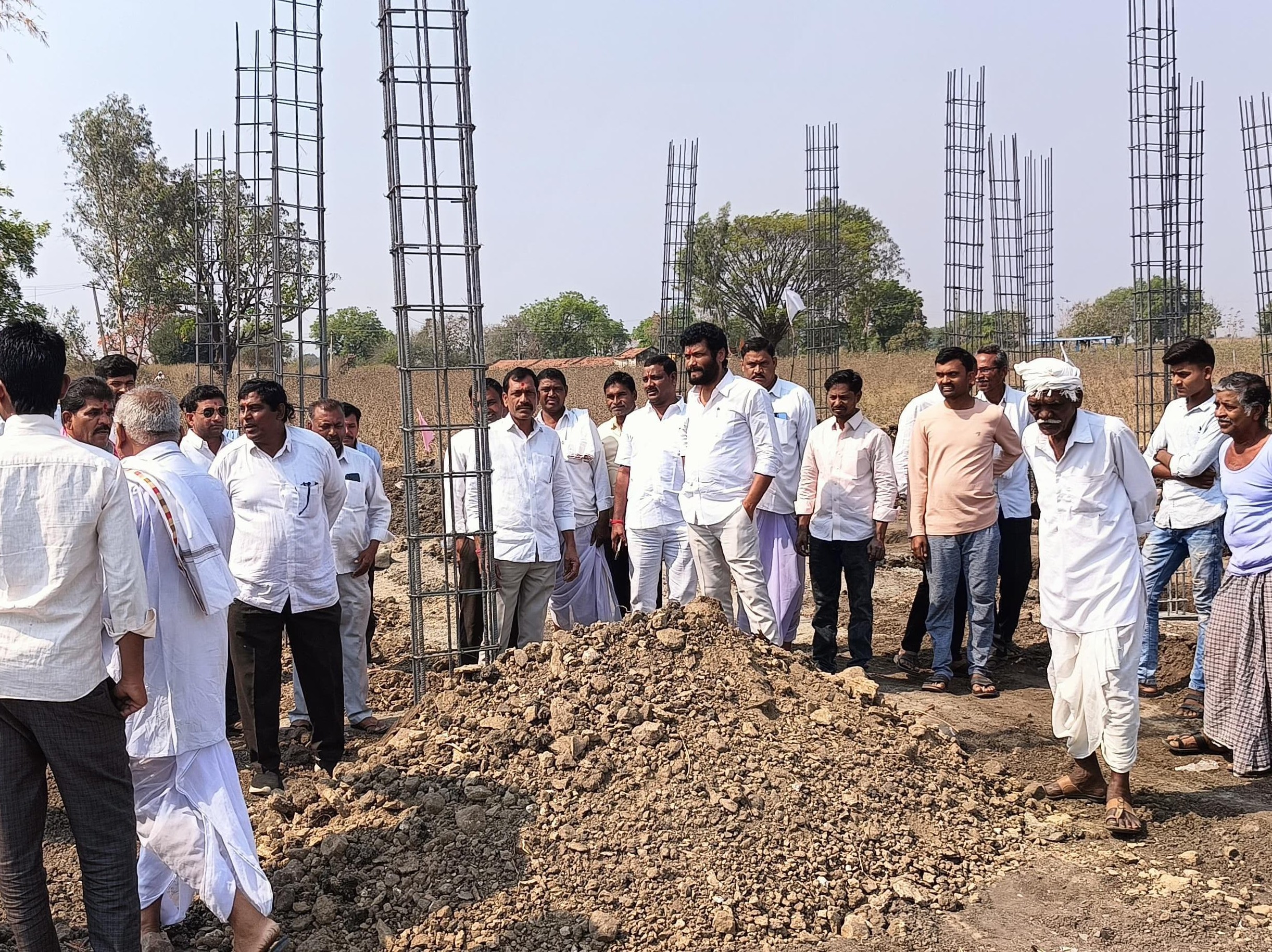 ‘ఆలయ నిర్మాణ పనులను పరిశీలించిన ఎమ్మెల్యే అనిల్ జాదవ్’