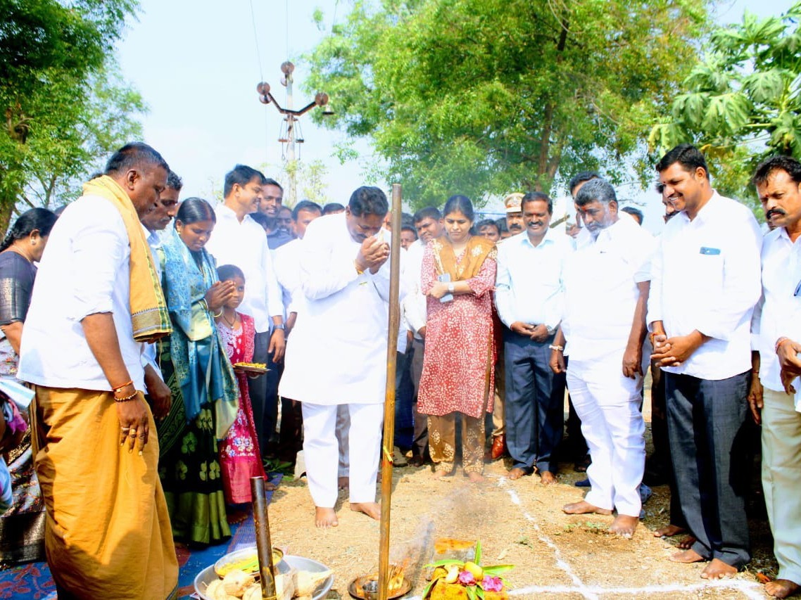 ఇందిరమ్మ ఇళ్ల నిర్మాణానికి శంకుస్థాపన చేసిన ఎమ్యెల్యే