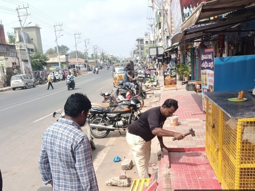 బాపట్లలో అక్రమ కట్టడాలు తొలగింపు