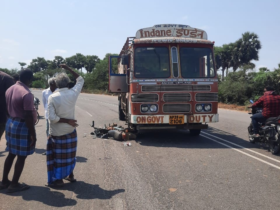 ద్విచక్ర వాహనాన్ని ఢీకొట్టిన లారీ