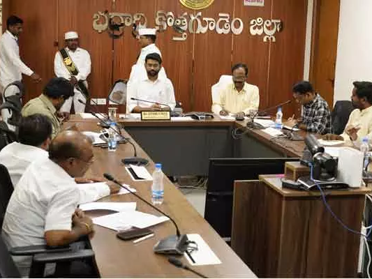 రాజకీయ పార్టీ నాయకులతో కలెక్టర్ సమీక్ష