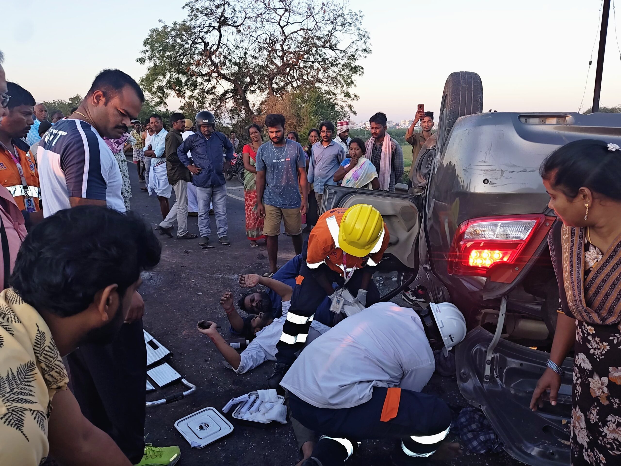 కారు బోల్తా.. నలుగురికి గాయాలు