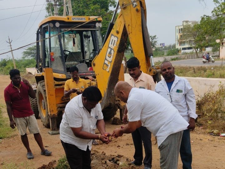 అభివృద్ధి పనులకు శంకుస్థాపన చేసిన పట్టణ అధ్యక్షుడు