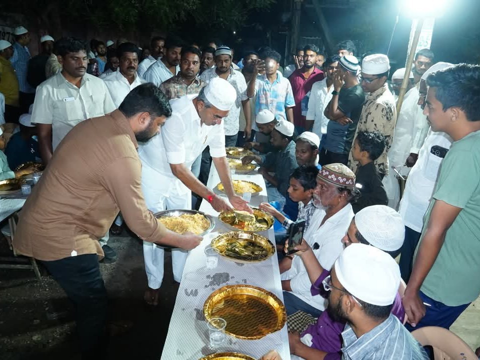 ‘మతసామరస్యానికి ప్రతీక ఇఫ్తార్ విందు’