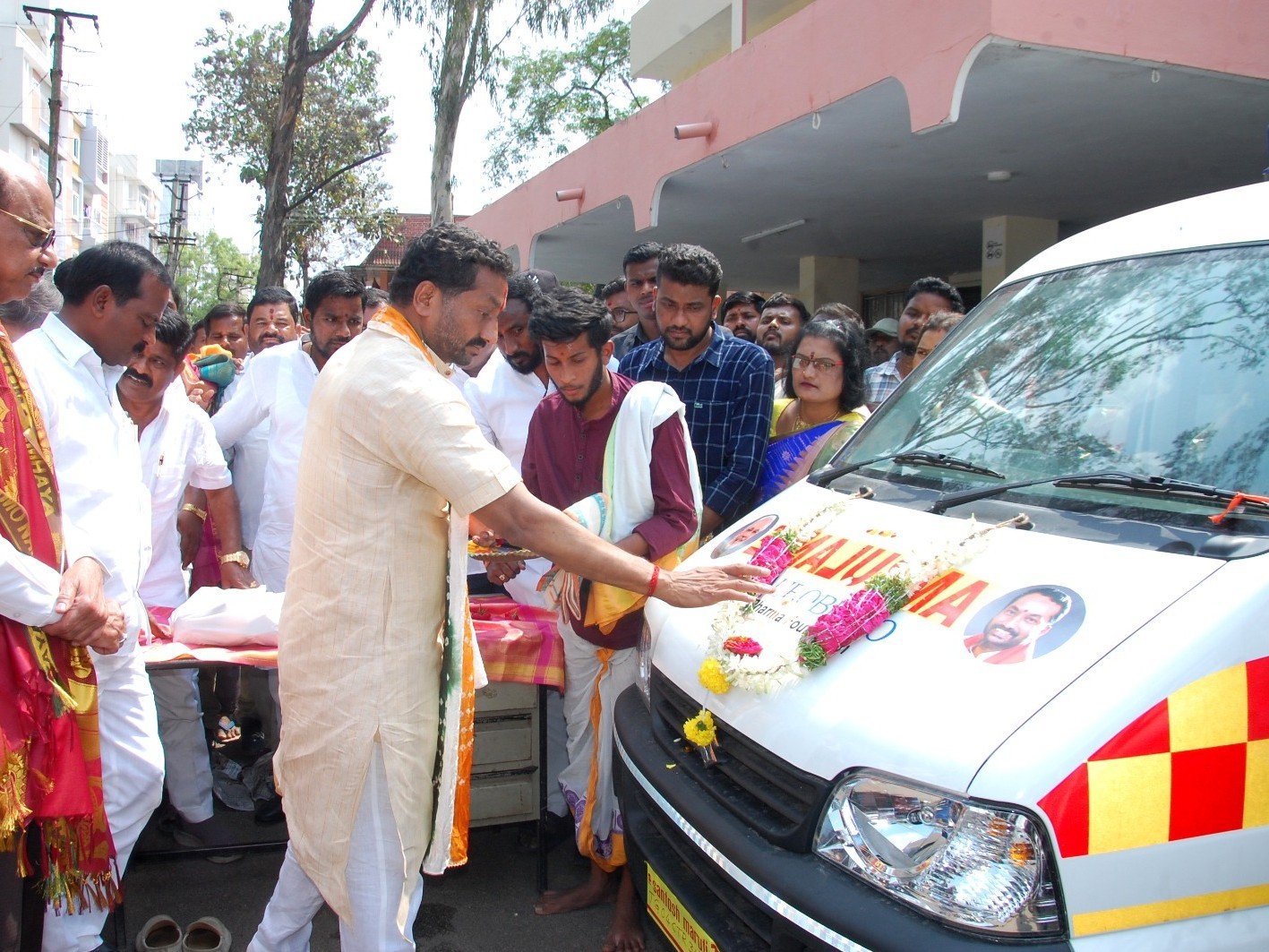 ఏడు అంబులెన్స్‌లను ప్రారంభించిన ఎంపీ