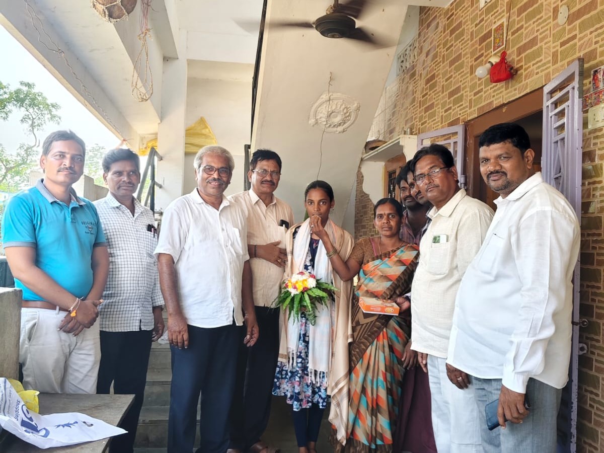 ఏపీ మోడల్ స్కూల్ విద్యార్థినికి సన్మానం