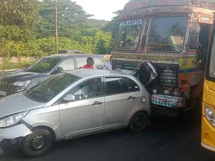 హనుమంతవాకలో కారును ఢీకొన్న లారీ