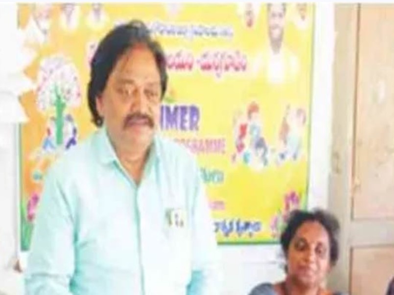 విద్యార్థులకు పుస్తకాలు, పెన్నులు అందజేత