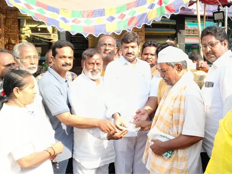 ఎన్టీఆర్ భరోసా పెన్షన్లు పంపిణీ చేసిన ఎమ్మెల్యే
