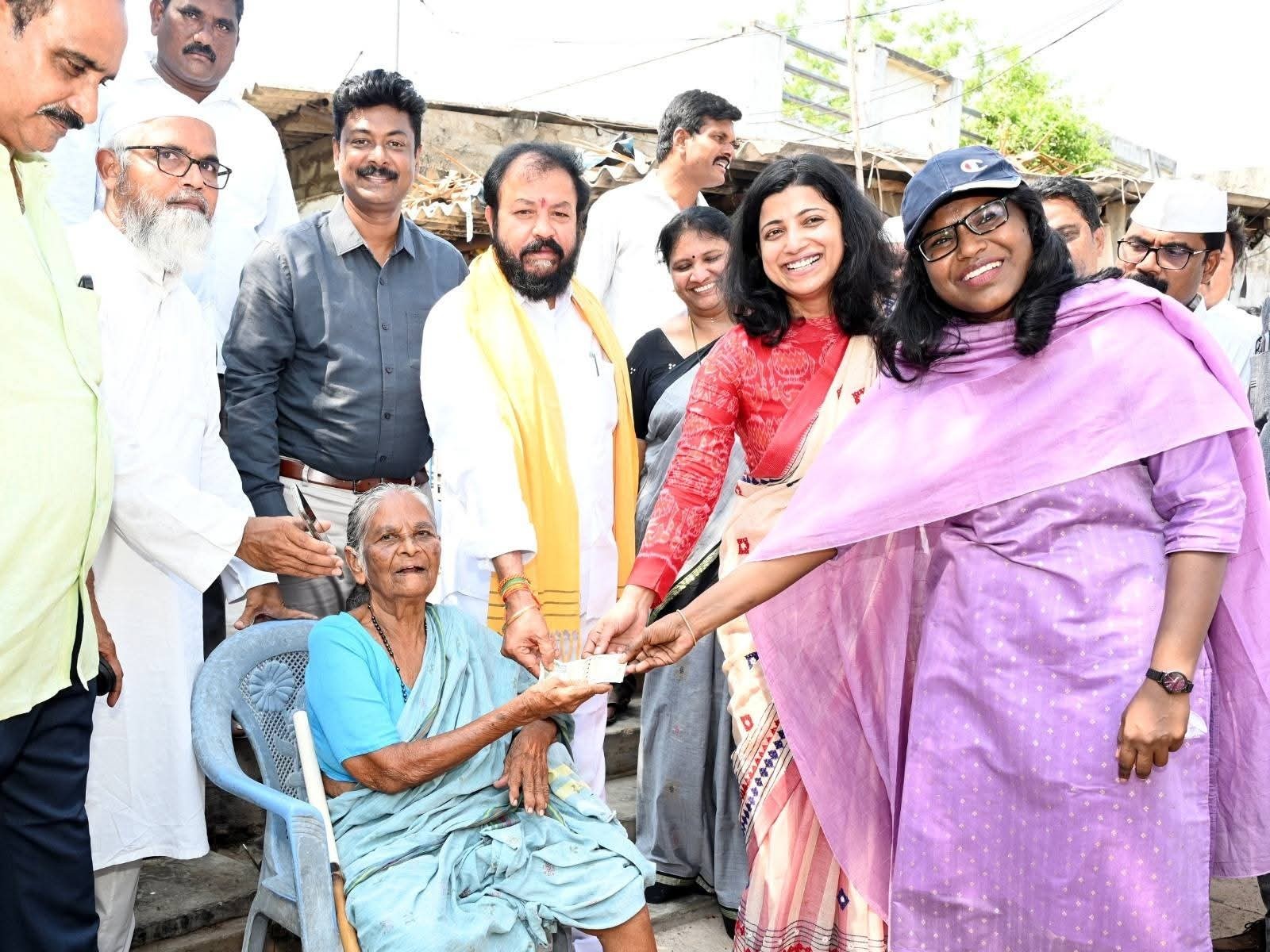 పెన్షన్ల పంపిణీలో పాల్గొన్న కలెక్టర్