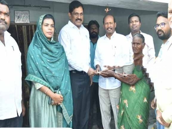 కొత్తకోటలో పెన్షన్లు పంపిణీ