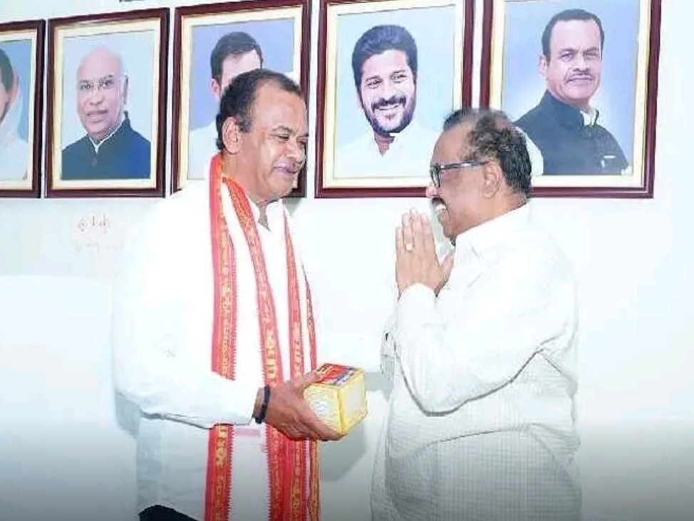 మంత్రి కోమటిరెడ్డిని కలిసిన యాదగిరిగుట్ట ఈవో