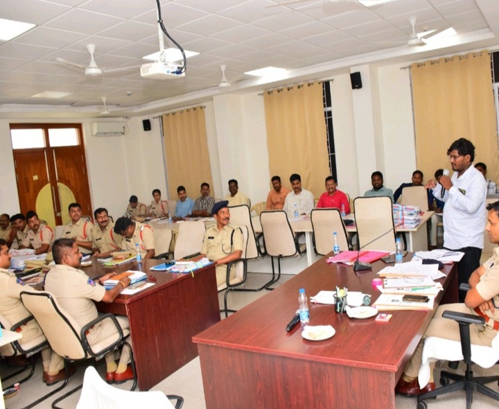నేరాల నియంత్రణకు పటిష్టమైన చర్యలు తీసుకోవాలి: ఎస్పీ