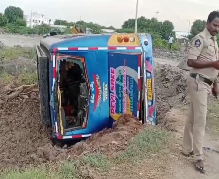 బస్సు బోల్తా.. పలువురికి గాయాలు
