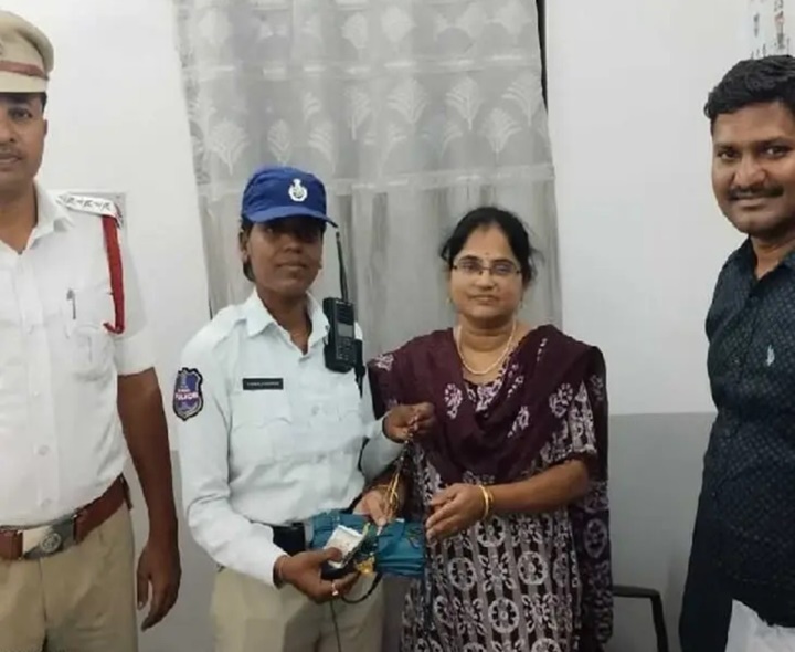 పోగొట్టుకున్న బ్యాగును బాధితురాలికి అందించిన ట్రాఫిక్ పోలీసులు