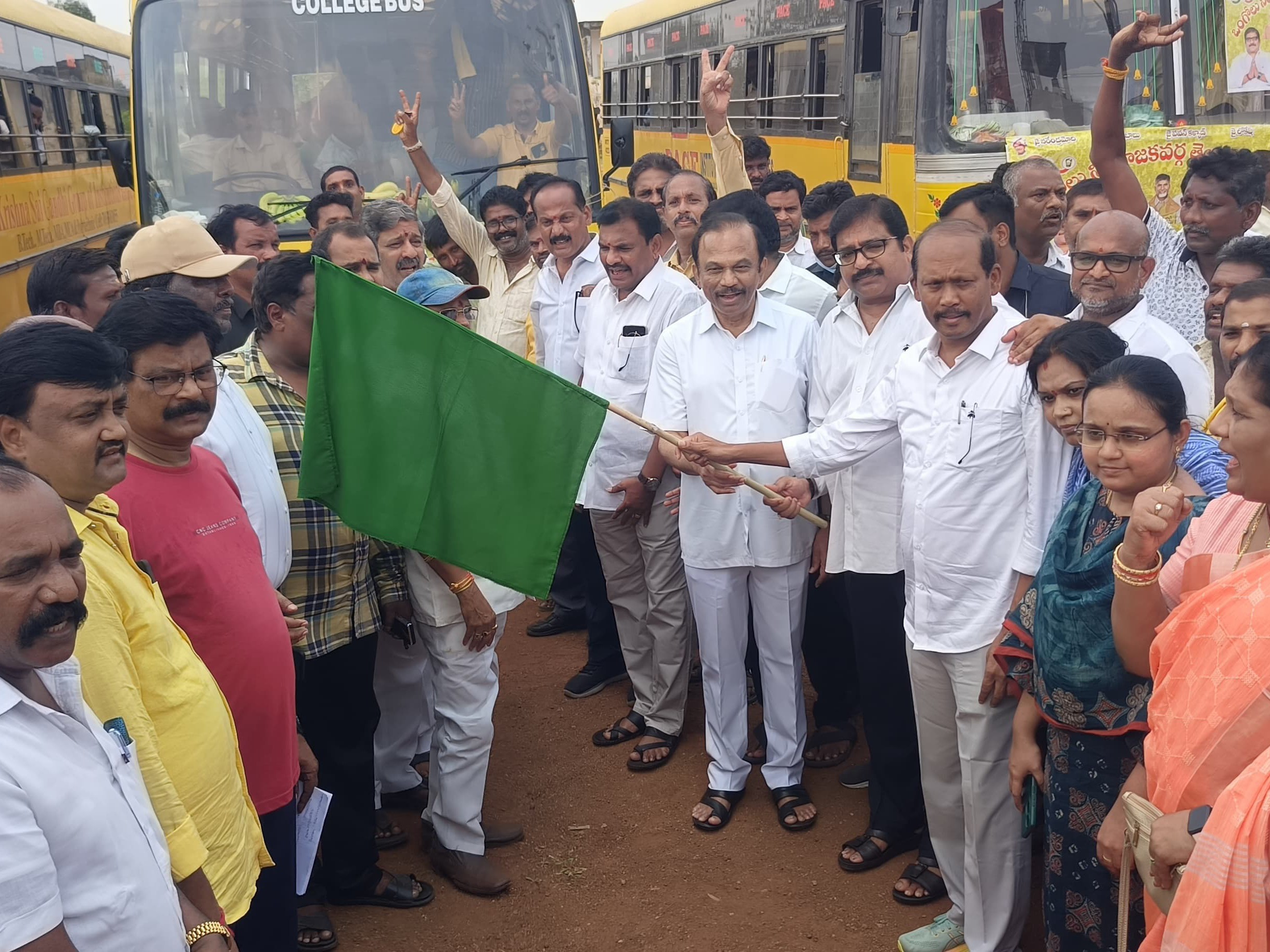 అమరావతి బస్సులను జెండా ఊపి ప్రారంభించిన ఎంపీ