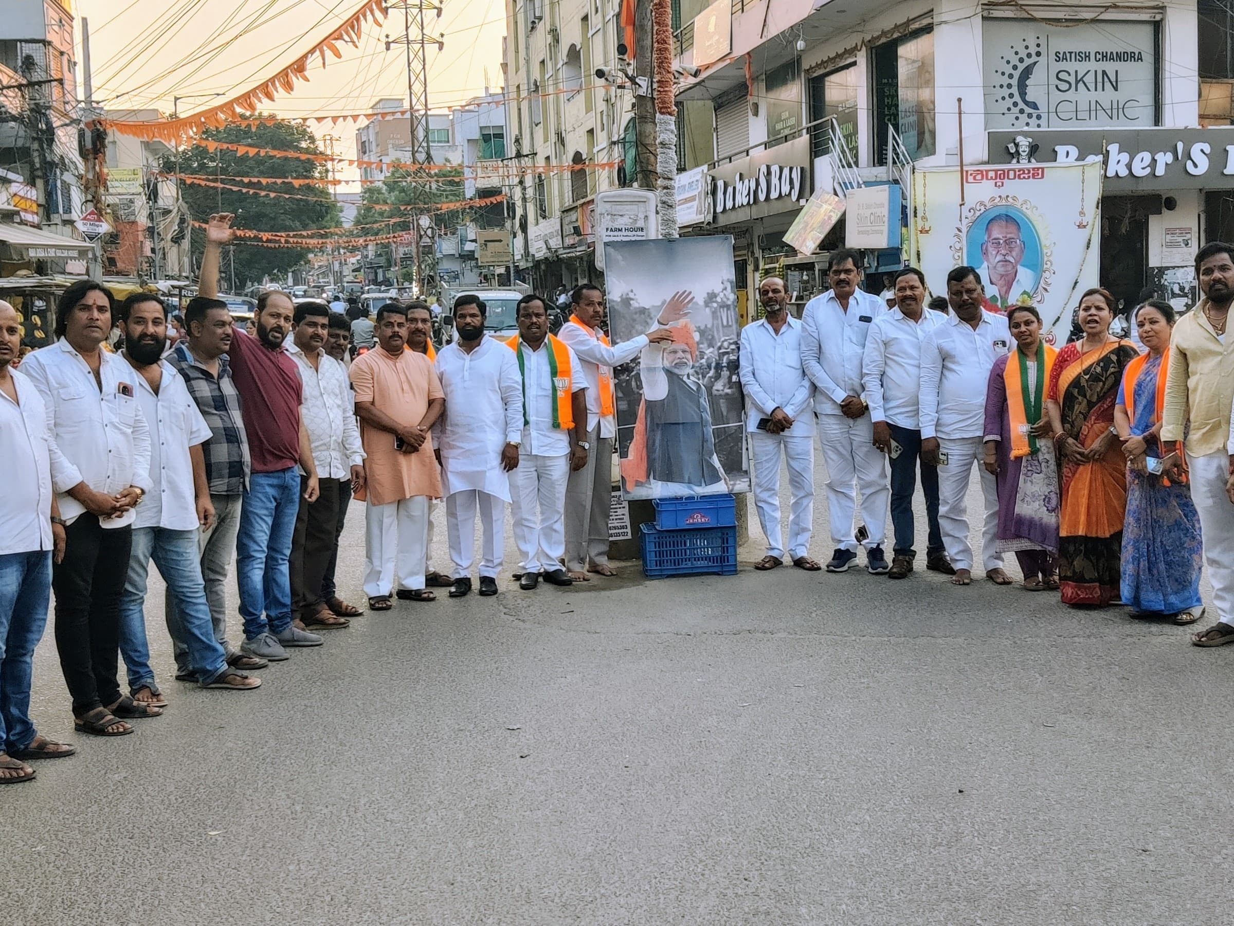 ప్రధాని చిత్రపటానికి పాలాభిషేకం