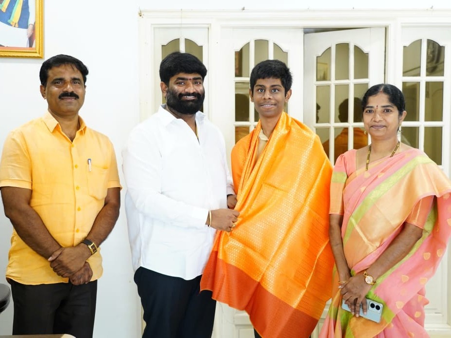 డిస్టిక్ టాపర్ అభినదించిన శ్రీనివాస్ రెడ్డి