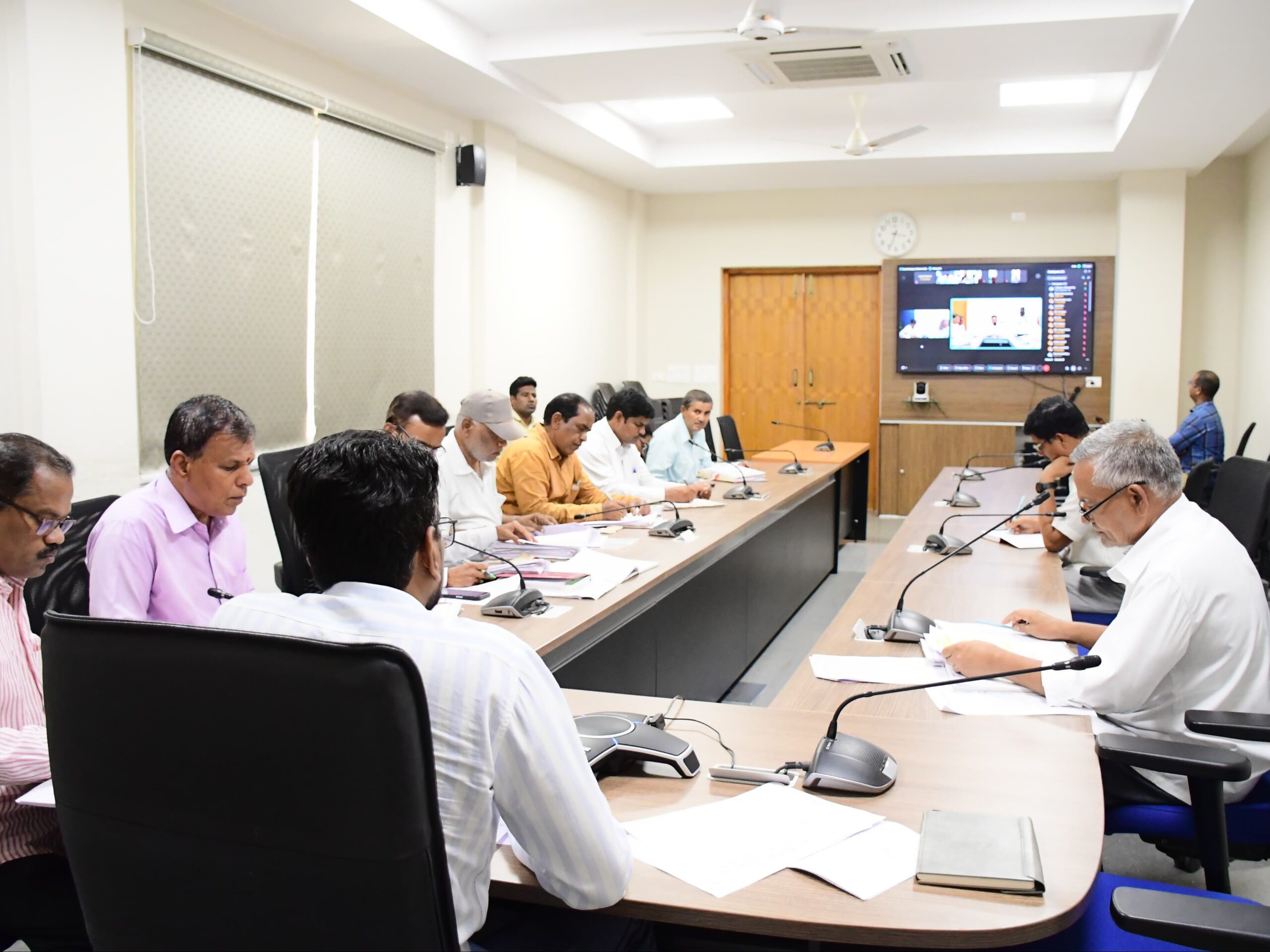 ఇందిరమ్మ ఇళ్లపై కలెక్టర్ సమీక్ష