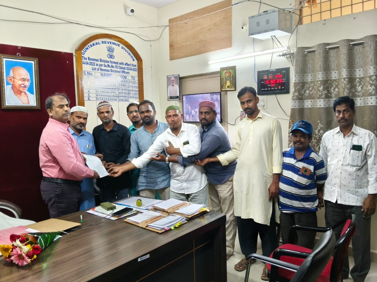 వక్ఫ్ బోర్డు స్థలంలో అక్రమ నిర్మాణాలు ఆపాలని వినతి