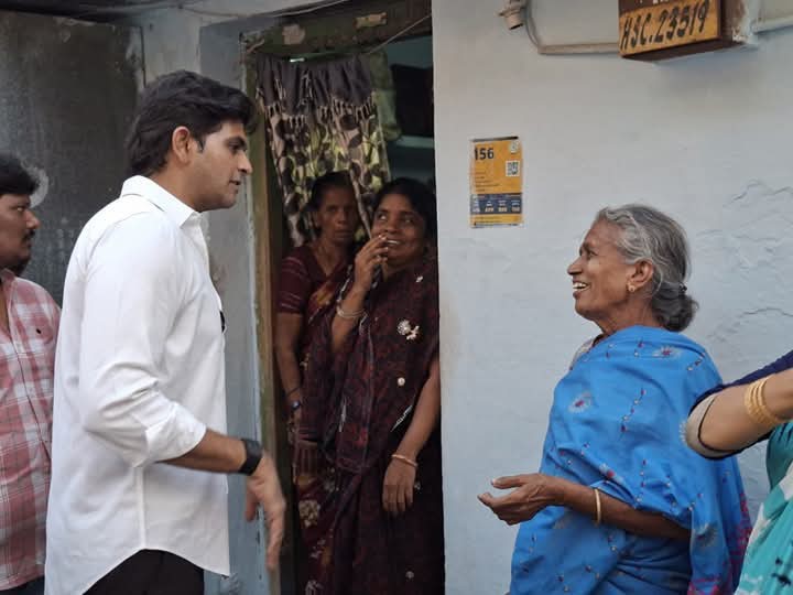ప్రజలతో తాడిపత్రి ఎమ్మెల్యే మాటామంతీ