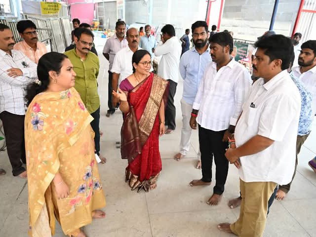 జాతర ఏర్పాట్లు పరిశీలించిన కమిషనర్