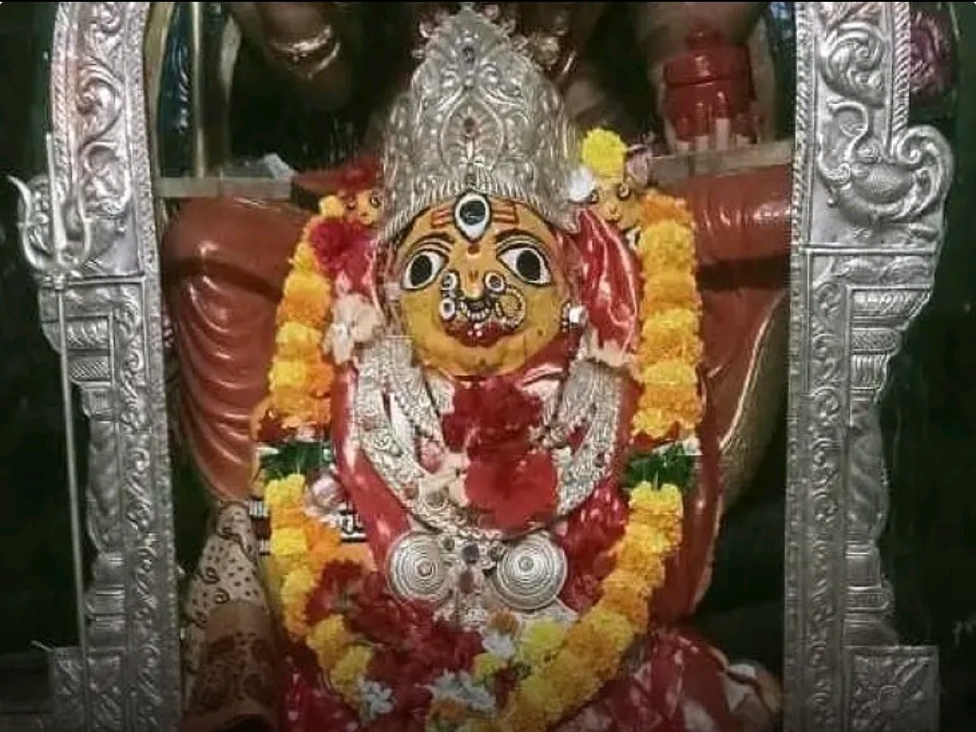 ప్రత్యేక అలంకరణలో నీలమణి దుర్గమ్మ