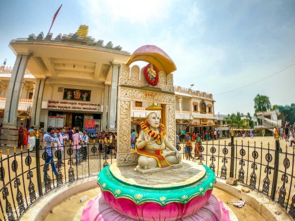 శ్రీమఠానికి రూ.2 లక్షల విరాళం