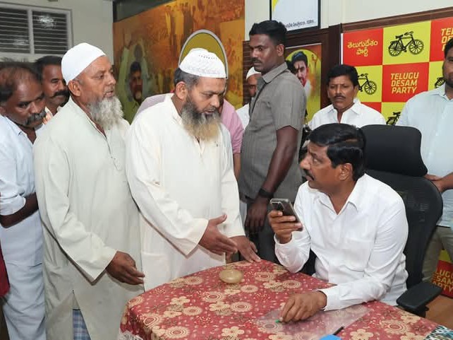 అర్జీలు స్వీకరించిన మంత్రి బీసీ