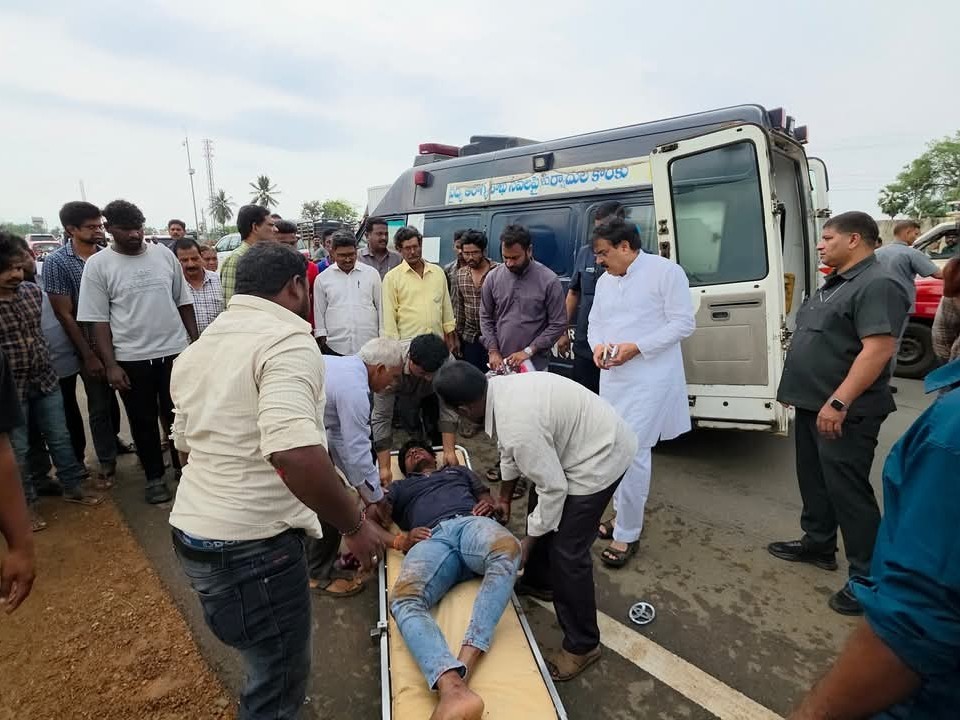 ప్రమాద బాధితులకు మంత్రి సాయం
