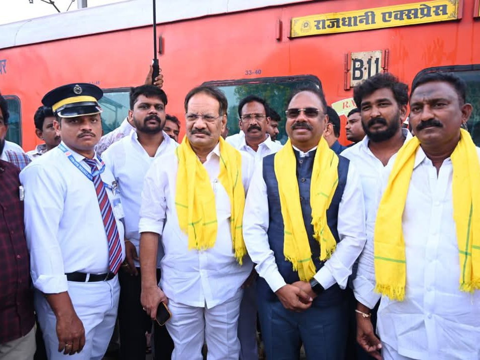 రైల్వే స్టేషన్‌ను సందర్శించిన ఎంపీ