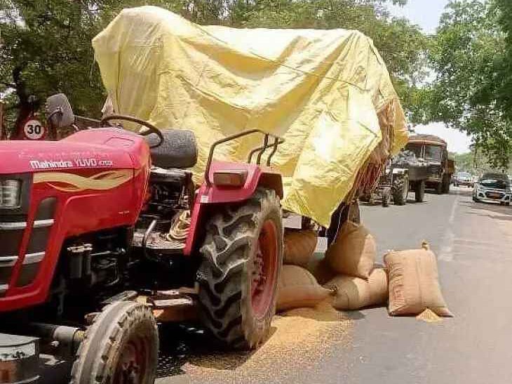 ట్రాక్టర్ లోంచి జారిపడ్డ బస్తాలు.. తప్పిన ప్రమాదం