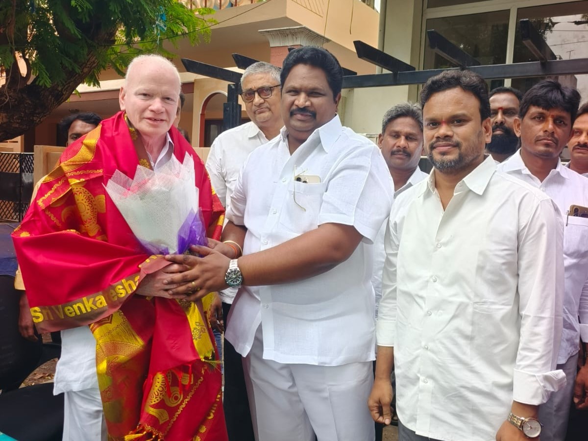PAC సభ్యులు పిల్లి సుభాష్ చంద్రబోస్‌ను కలిసిన చిర్ల