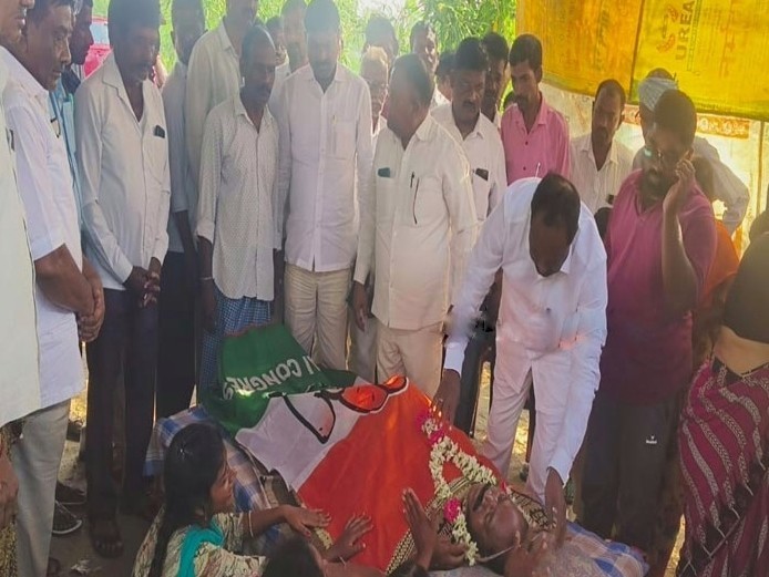 మృతదేహానికి నివాళులర్పించిన ఎమ్మెల్యే