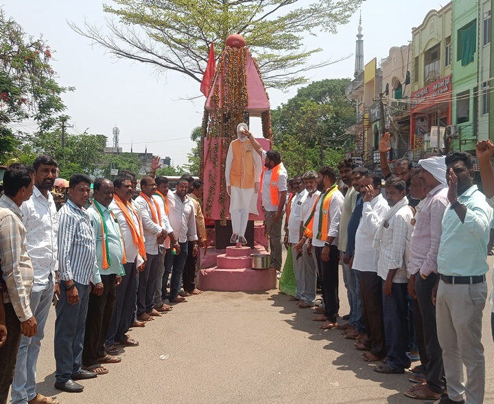 మోదీ చిత్ర పటానికి పాలాభిషేకం