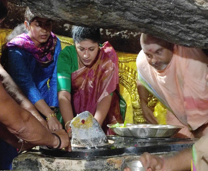 లక్ష్మినరసింహ స్వామిని దర్శించుకున్న ఎమ్మెలే