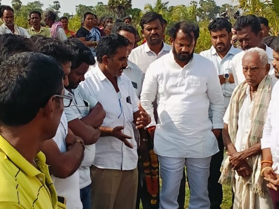 బాధిత కుటుంబాలను ఓదార్చిన ఎమ్మెల్యే