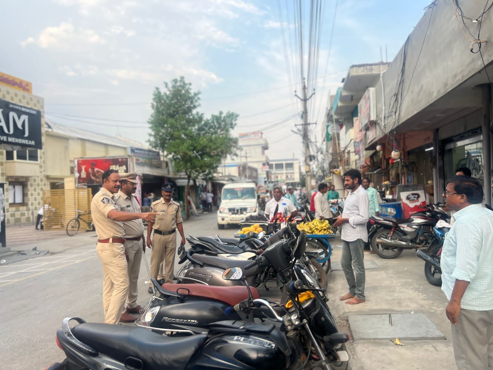 ఎక్కడపడితే అక్కడ వాహనాలను పార్కింగ్ చేయవద్దు