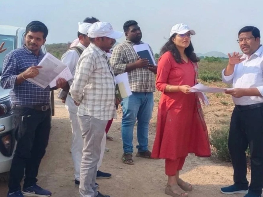 ప్రభుత్వ భూములు పరిశీలించిన జేసీ