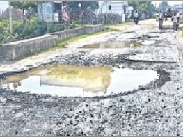 రోడ్డుపై గుంత.. ఆదమరిస్తే అంతే