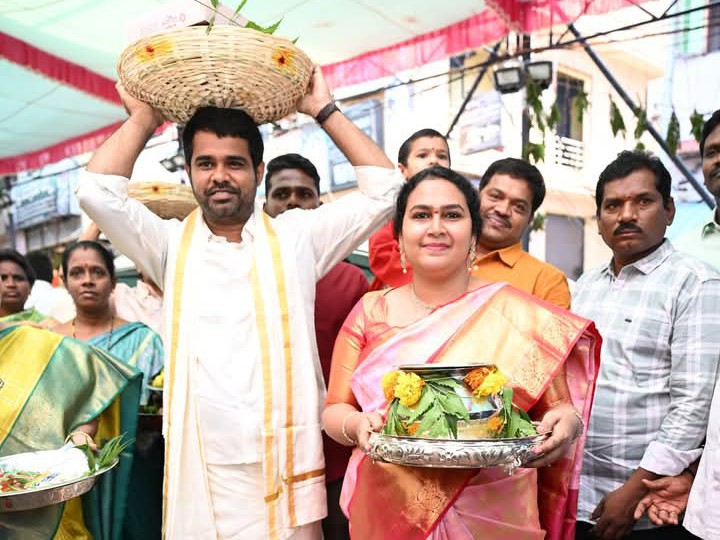 గంగమ్మకు సారే సమర్పించిన కమిషనర్