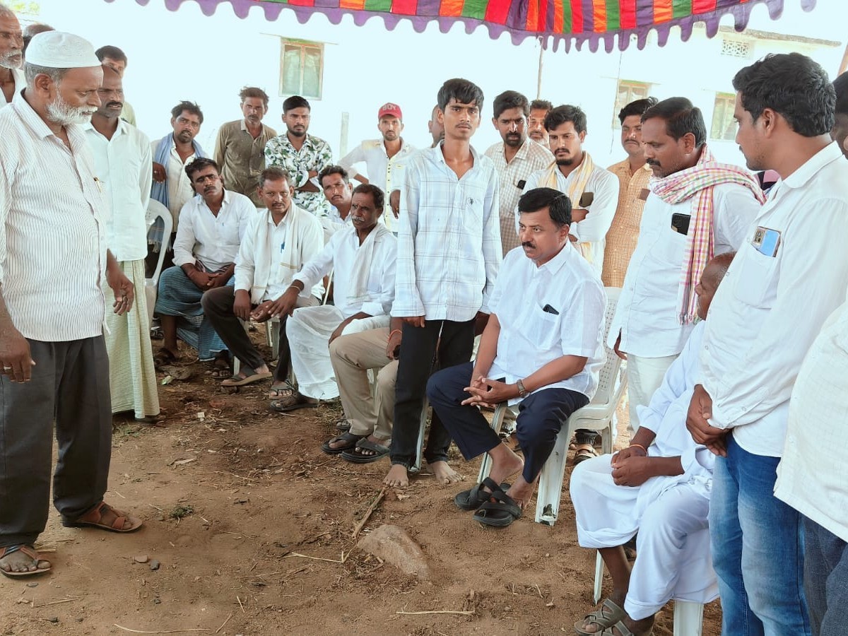 కాంగ్రెస్ సీనియర్ నాయకుడి అంత్యక్రియలో ఎమ్మెల్యే