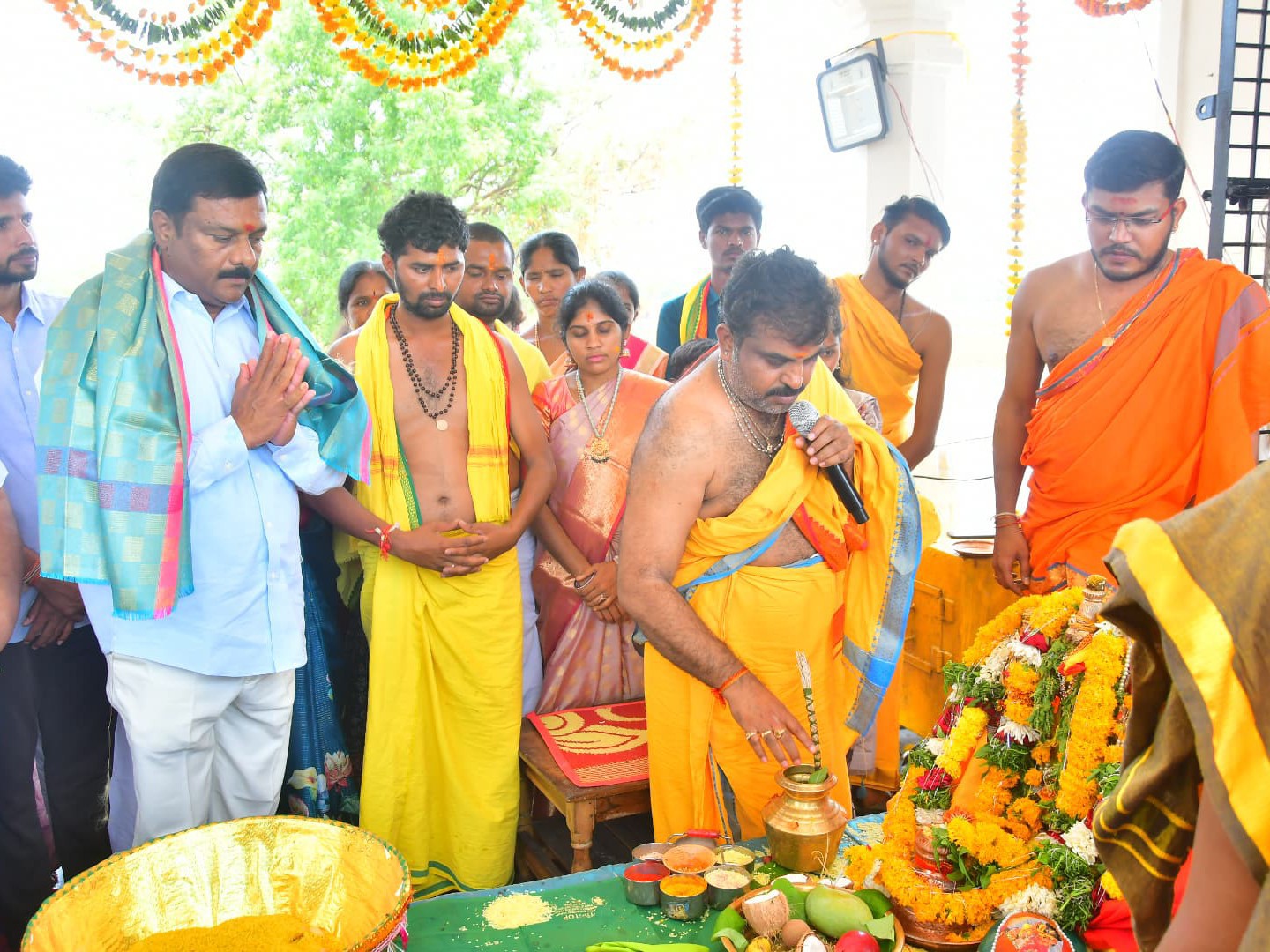 నరసింహ స్వామి ఆలయంలో ఎమ్మెల్యే ప్రత్యేక పూజలు