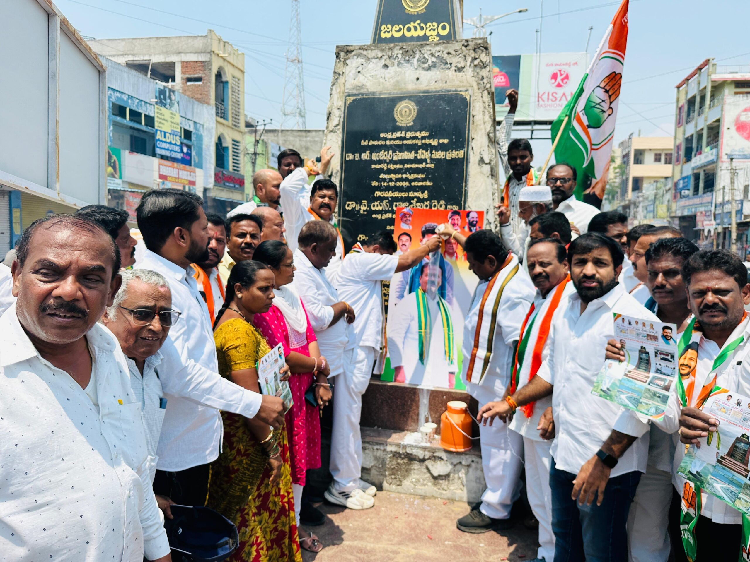 సంబరాలు జరుపుకుంటున్న  కాంగ్రెస్ నాయకులు