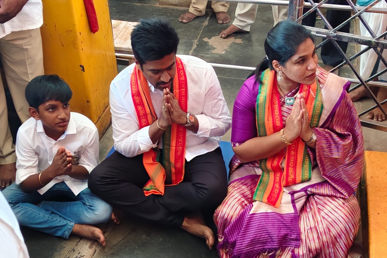 ప్రసన్నాంజనేయ స్వామి సేవలో టీడీపీ ఇన్‌ఛార్జి
