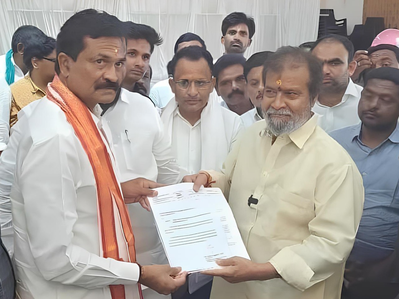 ఆసుపత్రి భవనాన్ని పూర్తిచేయాలని మంత్రికి వినతి