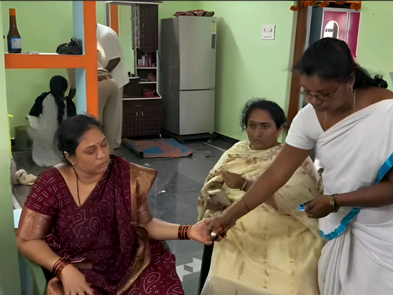 జవాన్ తల్లిదండ్రులకు వైద్యు పరీక్షలు చేయించిన మంత్రి