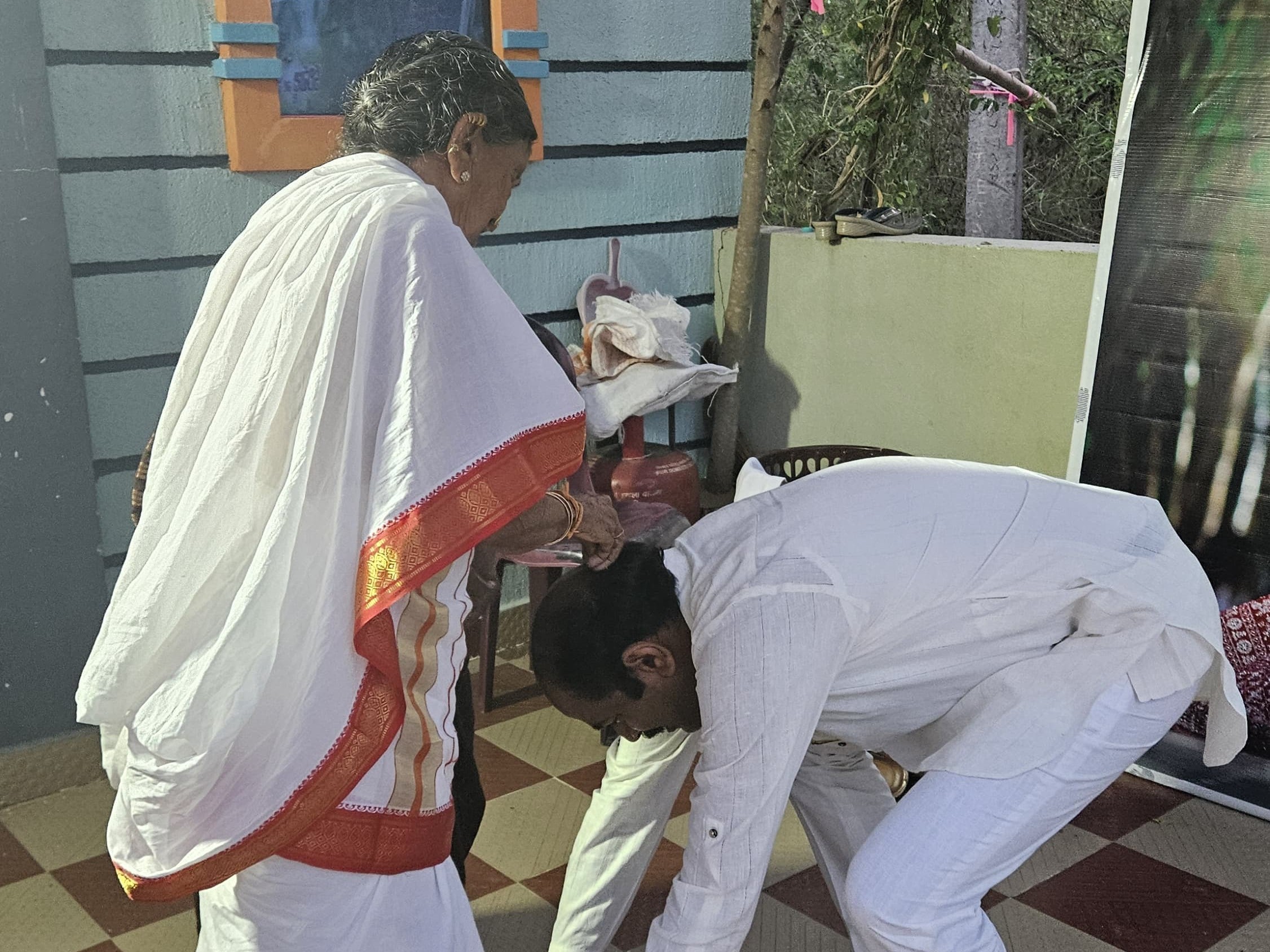తల్లికి పాదాభివందనం చేసిన ఎంపీ