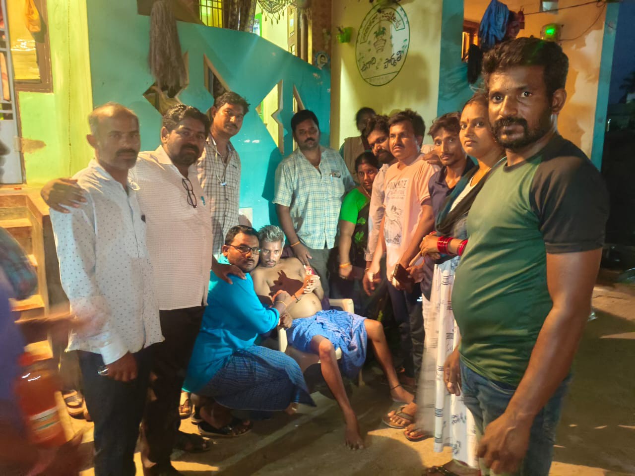 బాధిత కుటుంబానికి ఆర్థిక సహాయం అందజేత