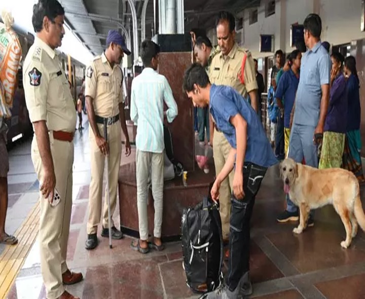 యుద్ధం ఎఫెక్ట్.. పోలీసుల కార్డెన్ సెర్చ్